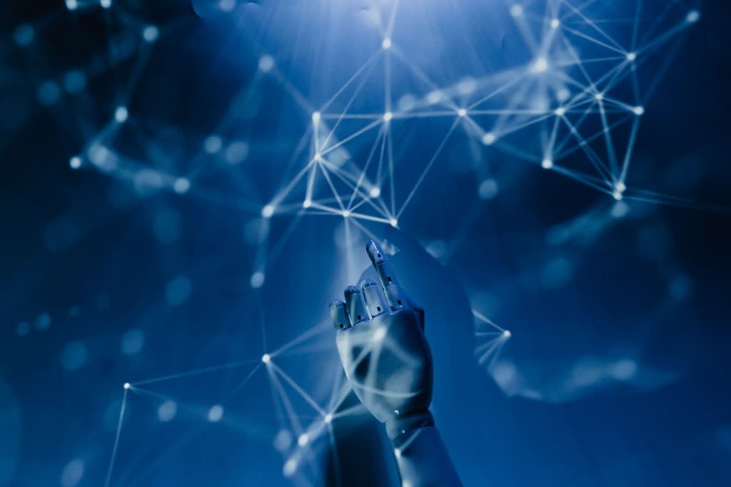 Roboterhand interagiert mit einem digitalen Netzwerk aus Lichtpunkten